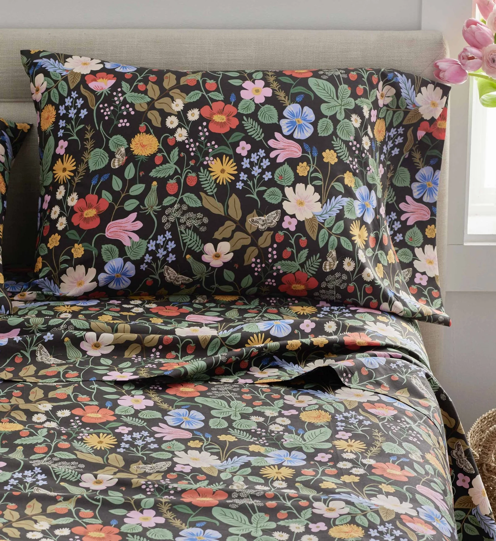 Percale Fitted Sheet - Strawberry Fields Black - Image 3
